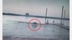 경찰 추적 피해 車 몰고 호수로 직진, “물 속에 숨으려고?”