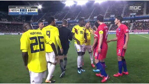 축구장은 초록색이다. 인종차별은 죄악이다