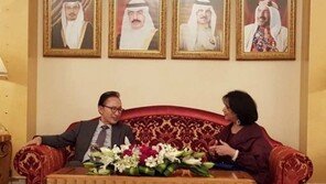 이명박 “바레인 도착, 대한민국 성장 비결은 교육과 국민의 ‘단합’”