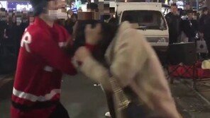 길거리 댄스 공연 중 여성 머리채 잡고 흔든 男 “퍼포먼스…여혐 아냐” 해명