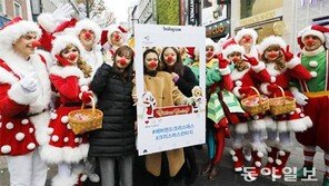 명동에 나타난 산타