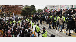 ‘박정희 동상 건립’ 찬반단체 고성-몸싸움