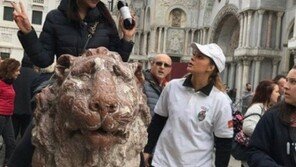 서유정, 외국 문화재 올라탄 사진 논란…“뭔 말이 듣고 싶어 올린건지” 