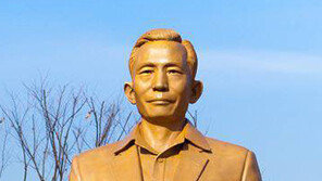 “박정희 동상, 국민교육 위해 필요” VS “박정희 도서관 자체도 불법 점유물”