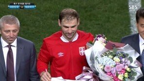 이바노비치, ‘센추리 클럽’ 가입…꽃다발 들고 ‘활짝’