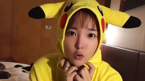 [#해시태그 컷] 피카츄 잠옷 입은 홍진영 ‘애교의 여왕’