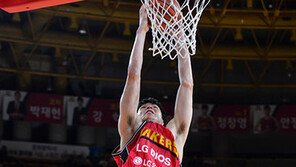 부상에서 조기 복귀한 LG 김종규의 한숨