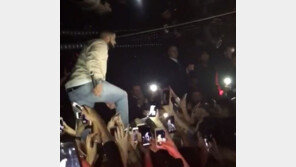 “그손 당장 떼지 못할까!”…유명 래퍼, 관객석 추행 장면 목격하고 고함