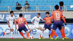 승강경쟁 바라본 강원-울산 “남 일 같지 않네”