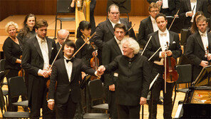 조성진 “너무 빨리 꿈이뤄 나도 놀랐다”… 래틀 “그는 젊고 위대한 건반의 시인”