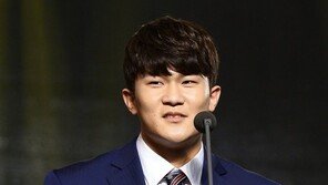 ‘괴물 신인’ 김민재 “감독님, 나도 MVP 만들어주실 거죠?”