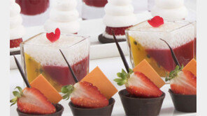 5만원 딸기 뷔페… 불황속 ‘작은 사치’