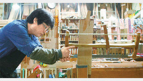 “나무는 거짓말을 안해”… 늦깎이 목수는 오늘도 기다린다