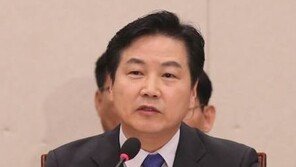 문 대통령, 홍종학 임명 …취임 195일만에 1기 내각 완성