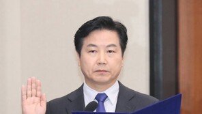 文대통령, 홍종학에 임명장 주며 “참, 사람 일 마음 같지 않아”