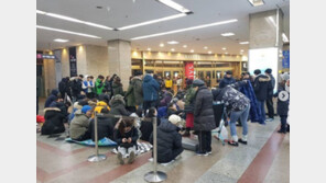 평창 롱패딩이 뭐기에… 이불 펴고 밤샘 대기 ‘진풍경’, “대기줄 실화냐?”