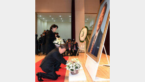 YS 추도식 참석한 문재인 대통령 “통합 유훈 되새겨”