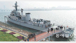 한강에 축구장 길이 ‘퇴역 군함’ 떴다