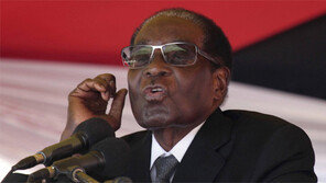 “神만이 날 끌어내릴 수 있다”더니… 군부에 밀려난 무가베