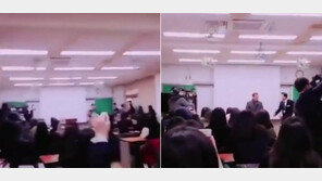 “가지마세요” “여기 한번만”…문재인 대통령, 포항여고서 아이돌급 인기