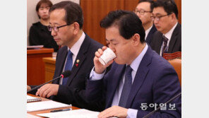 사퇴 선긋는 김영춘 “책임져야 하면 그때 판단”