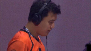 [SWC2017] 싸이 선수, 압도적 화력으로 8강전 완승..오지이펜 선수 꺾었다