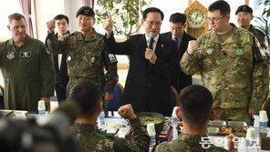 JSA 방문한 송영무 국방장관 “미니스커트는 짧을수록 좋아”…또 구설 