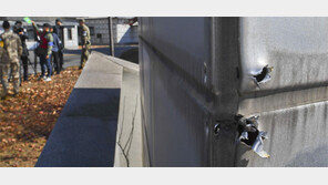 북한군이 쏜 총탄 자국, JSA 남측 건물에 선명