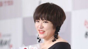 [동아포토]김현숙, 꽃을 든 영애씨