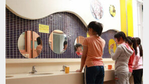 화장실 깨끗해지니… 양치질 즐거워요