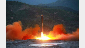 김정은, 국가핵무력 완성 선포…北 “ICBM ‘화성-15형’ 시험발사 성공”