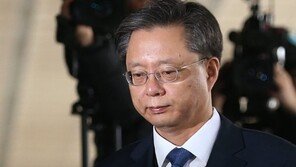 우병우 “포토라인만 네 번째…이게 제 숙명이라면 헤쳐나갈 것”