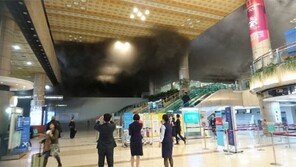 [긴급]김포공항 국제선 입국장에 화재…“국제선 전 노선 운항 중단”