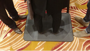 [MIK 2017] 서서 일하는 것도 관리 받으세요, 모어매트