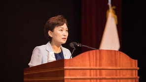 [오늘의 얼굴] 김현미 국토교통부 장관 “정부는 국민의 주거 사다리”