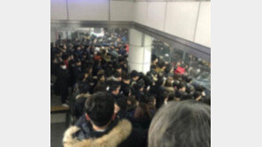 “압사 당할 듯” “타지도 내리지도 못해”…지하철 9호선 파업 첫날 ‘출근지옥’