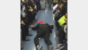 [영상]만원 지하철서 자리 구하는 방법 ‘참~쉽죠’