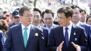 안희정 지사 “이견 논쟁 거부 안돼” 쓴소리에…文대통령 지지자들 “安이 적폐세력”