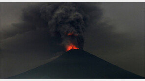 역대 최대 규모 분출 또 일어날까… 발리 ‘아궁 화산’ 용암 분출 초읽기