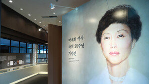 “젊은 예술가들의 버팀목이던 어머니…”