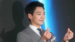 [동아포토]비 ＂쌍하트 드려요＂