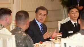 문재인 대통령 “이국종, 기적 같은 일 해냈다…해군 소령은 어떻게?”