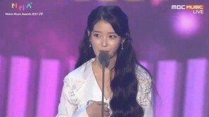 아이유, 멜론 뮤직어워드 ‘올해의 앨범상’ 받고 유인나 언급 이유는?