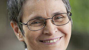 “담배 못 끊는다면… 흡연자에게 덜 해로운 제품 쓰게 하는 게 현실적”