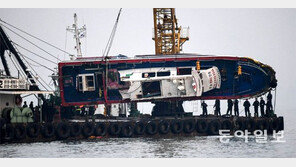 형제, 선실 누웠는데 ‘꽝’… 구명복 안펴진 동생만 빠져나와