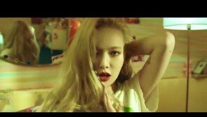 ‘컴백’ 현아, 신곡 뮤비 ‘립앤힙’ 깨알 홍보 “여러분 같이 봐요” 