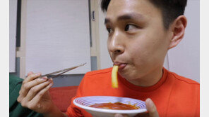 [대박! 이거 봤어?] 10인10색 떡볶이 먹는 법…당신은 어떤 스타일?