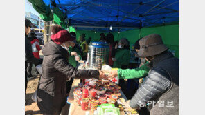 낚싯배 사고 소식에…김장김치까지 꺼내온 영흥도 자원봉사 주민들