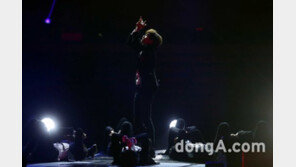 [동아포토]더보이즈, 어둠 속 빛나는 무대