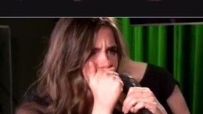 20세 女가수 라디오 생방 중 알몸男 난입…알고 보니 DJ 장난, 비난 ‘봇물’ 